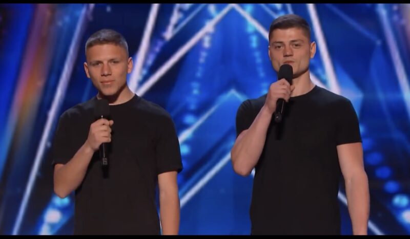 Vëllezërit shqiptarë mahnisin America’s Got Talent, ngrejnë në këmbë jurinë dhe publikun 