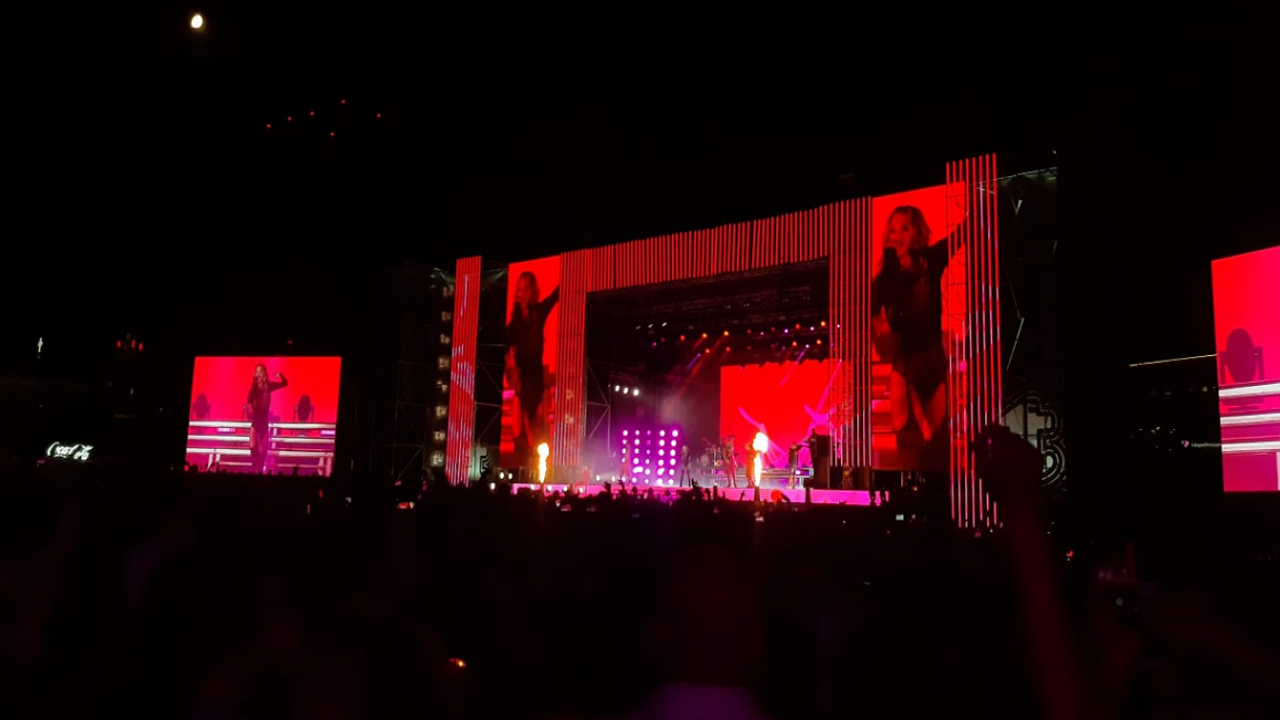 Rita Ora elektrizon Tiranën! Koncerti mbledh qindra të rinj në sheshin “Skënderbej”.