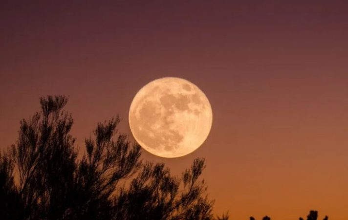 ‘Hëna e përgjakur’ e tetorit: Kur kemi një hënë të plotë dhe çfarë do të thotë për çdo shenjë?