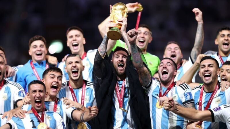 Moment historik, Messi ngre në qiell Kupën e Botës për herë të parë