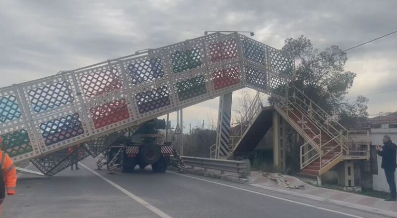 Aksidentohet kamioni me ekskavatorin, rrëzohet mbikalimi në Shkodër