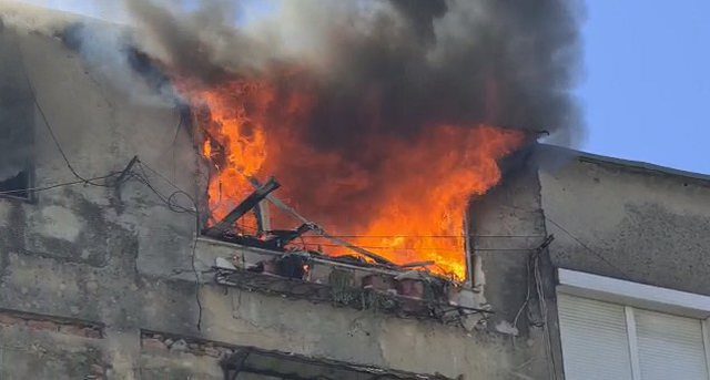 Harruan sobën  e gatimit ndezur, merr zjarr shtëpia në Tiranë