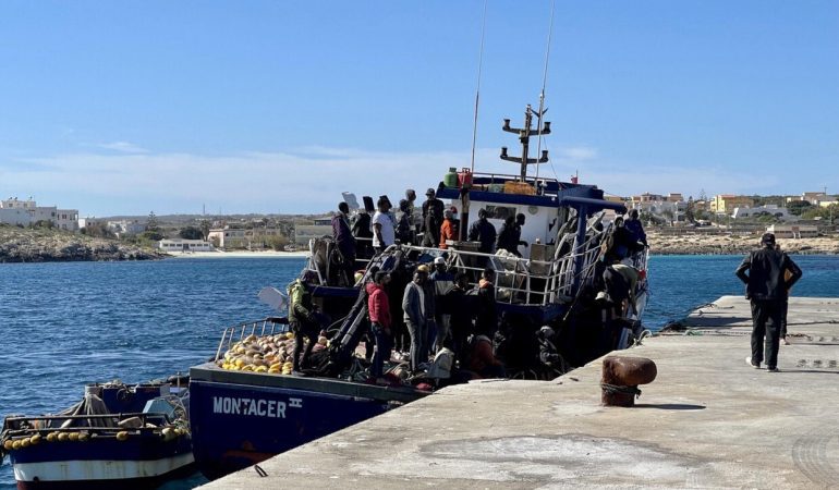 Eksod nga Tunizia në Itali, mbytet një varkë, 19 të vdekur. Mbi 3000 emigrantë mbërritën në Lampeduza në 24 orët e fundit